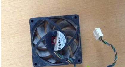 将商标盖住小孔