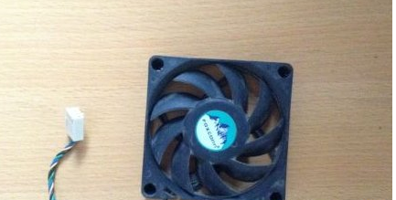 将会凹下去的一面的商标轻轻揭开